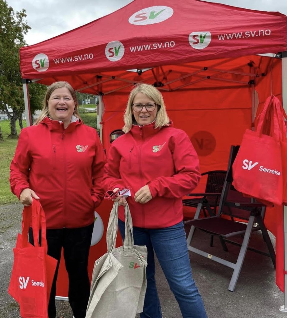 Beathe Hoel på stand for Sørreisa SV med eit anna medlem.